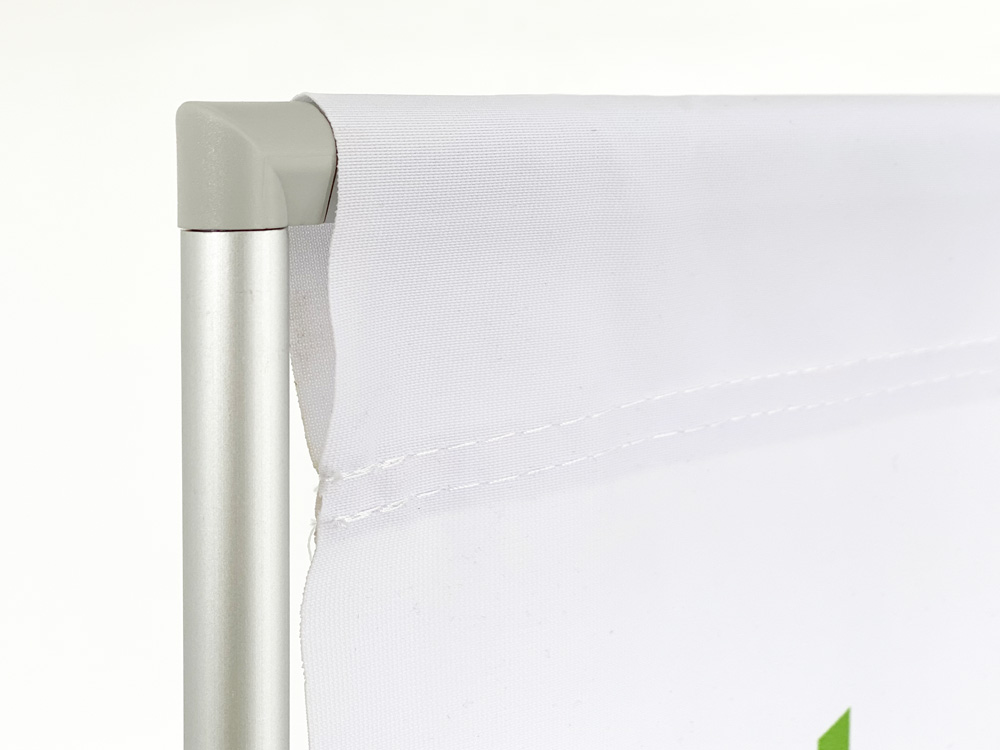 Detailansicht eines Roll-Ups mit Eckverbindung der Aluprofile ind eingehängtem Stoffbanner.